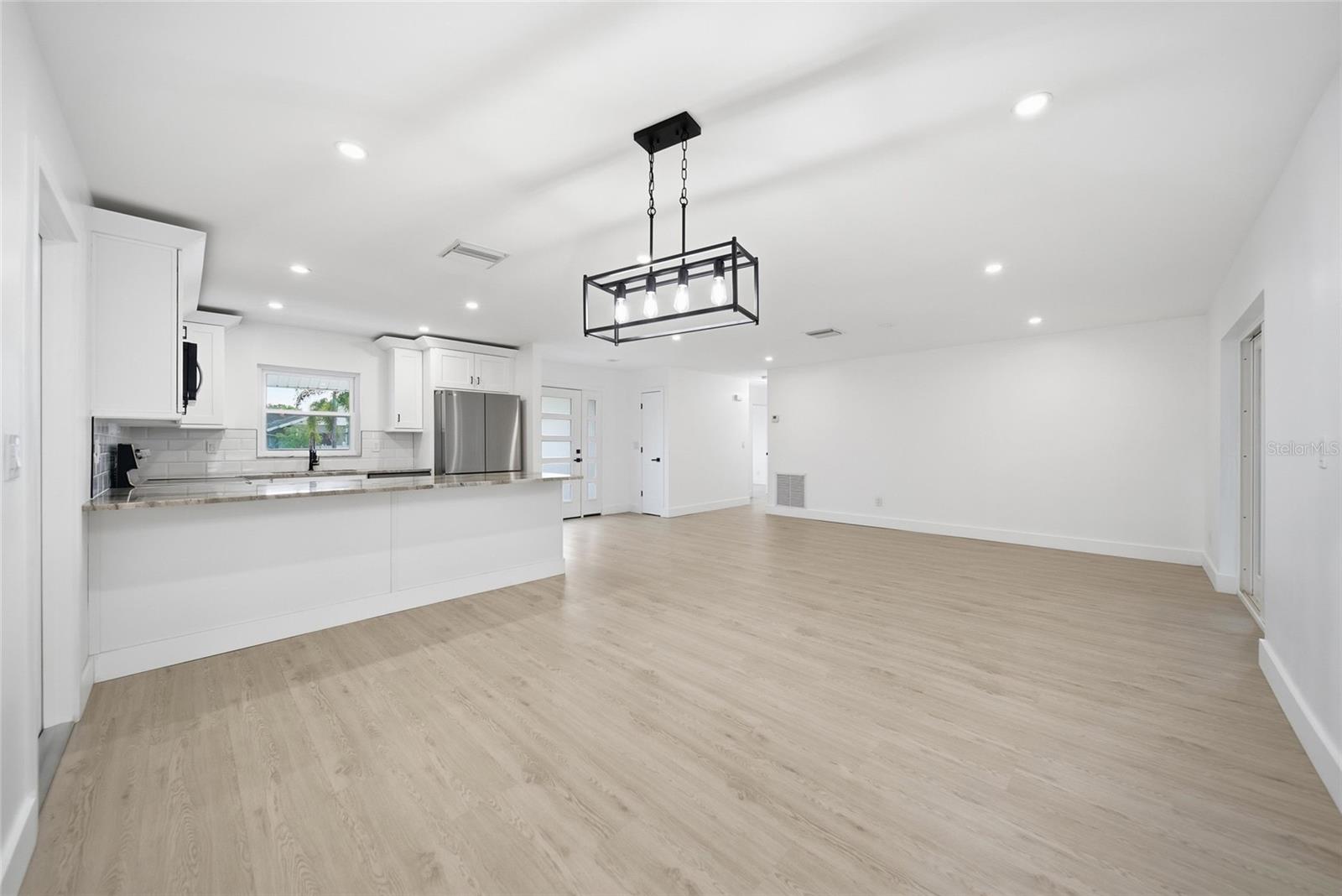 Listing photo id 6 for 8433 101st Avenue