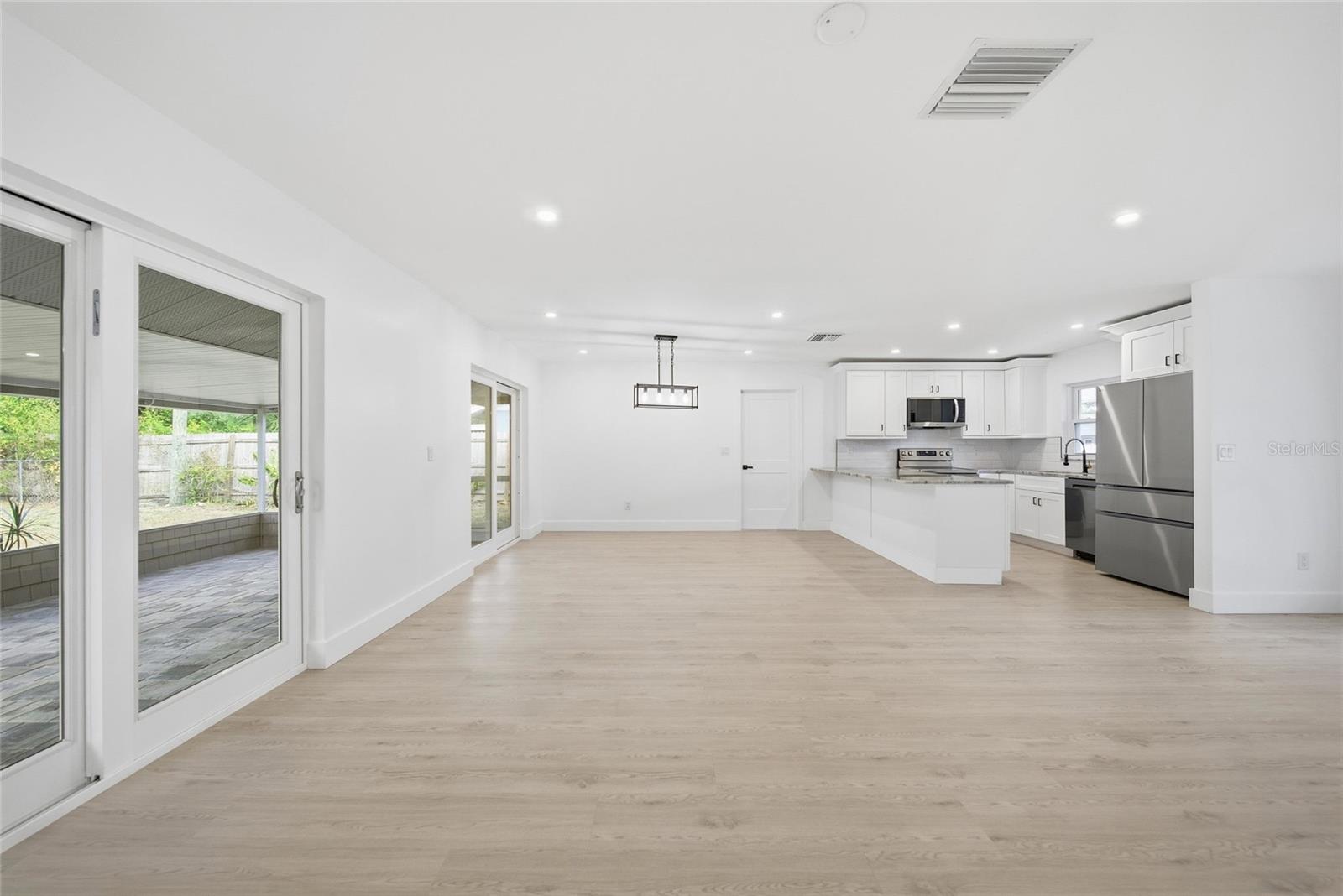 Listing photo id 7 for 8433 101st Avenue