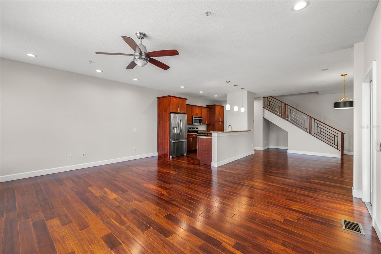 Listing photo id 11 for 113 Newport Avenue 1-4