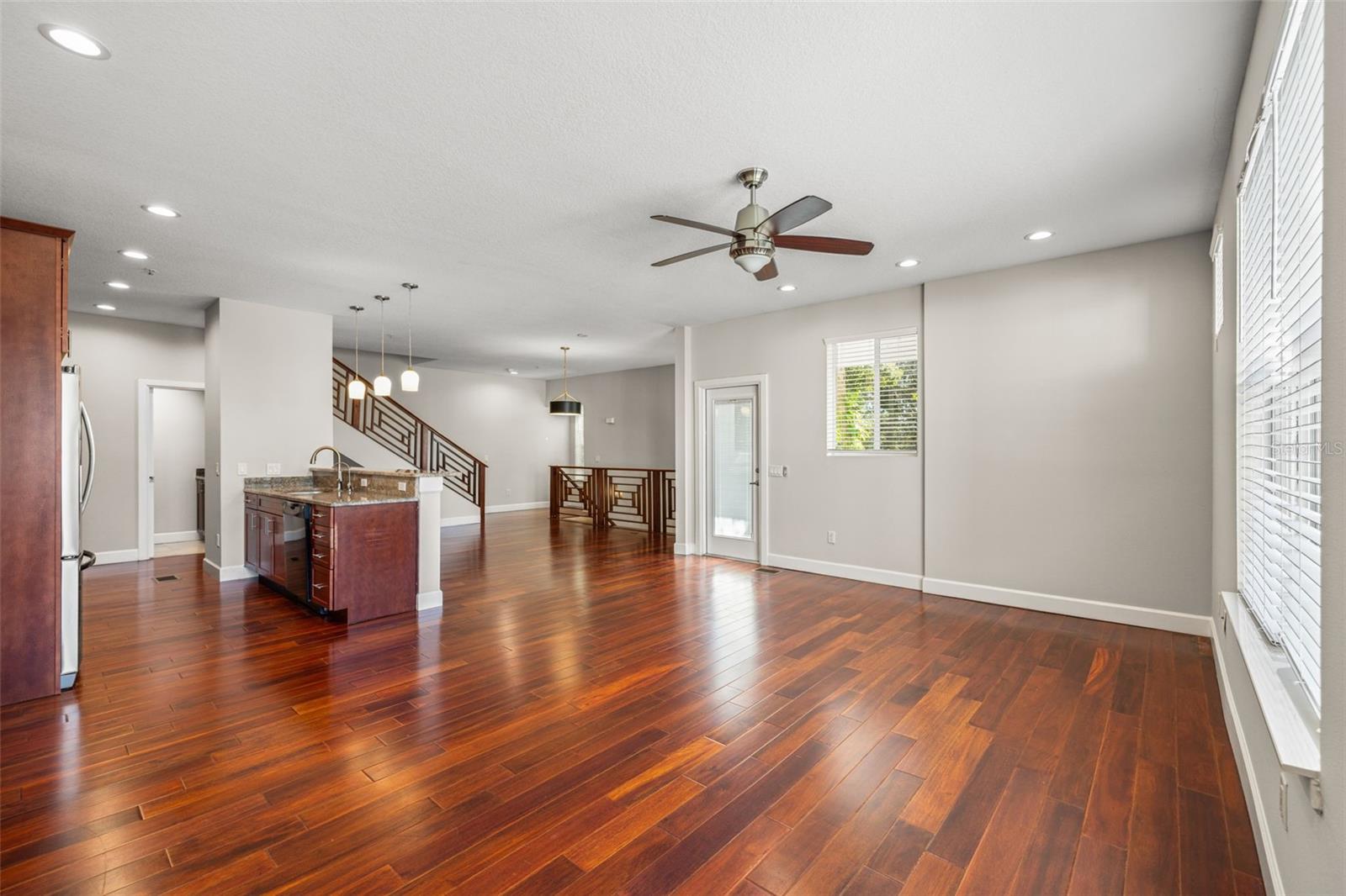 Listing photo id 12 for 113 Newport Avenue 1-4