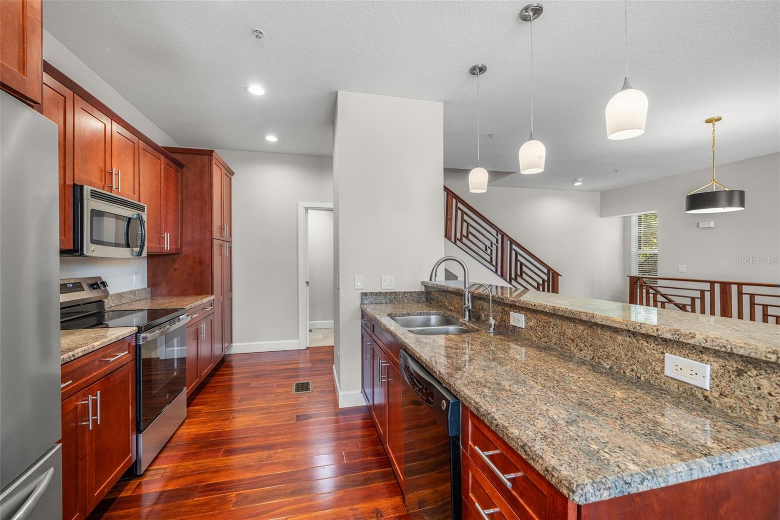 Listing photo id 15 for 113 Newport Avenue 1-4