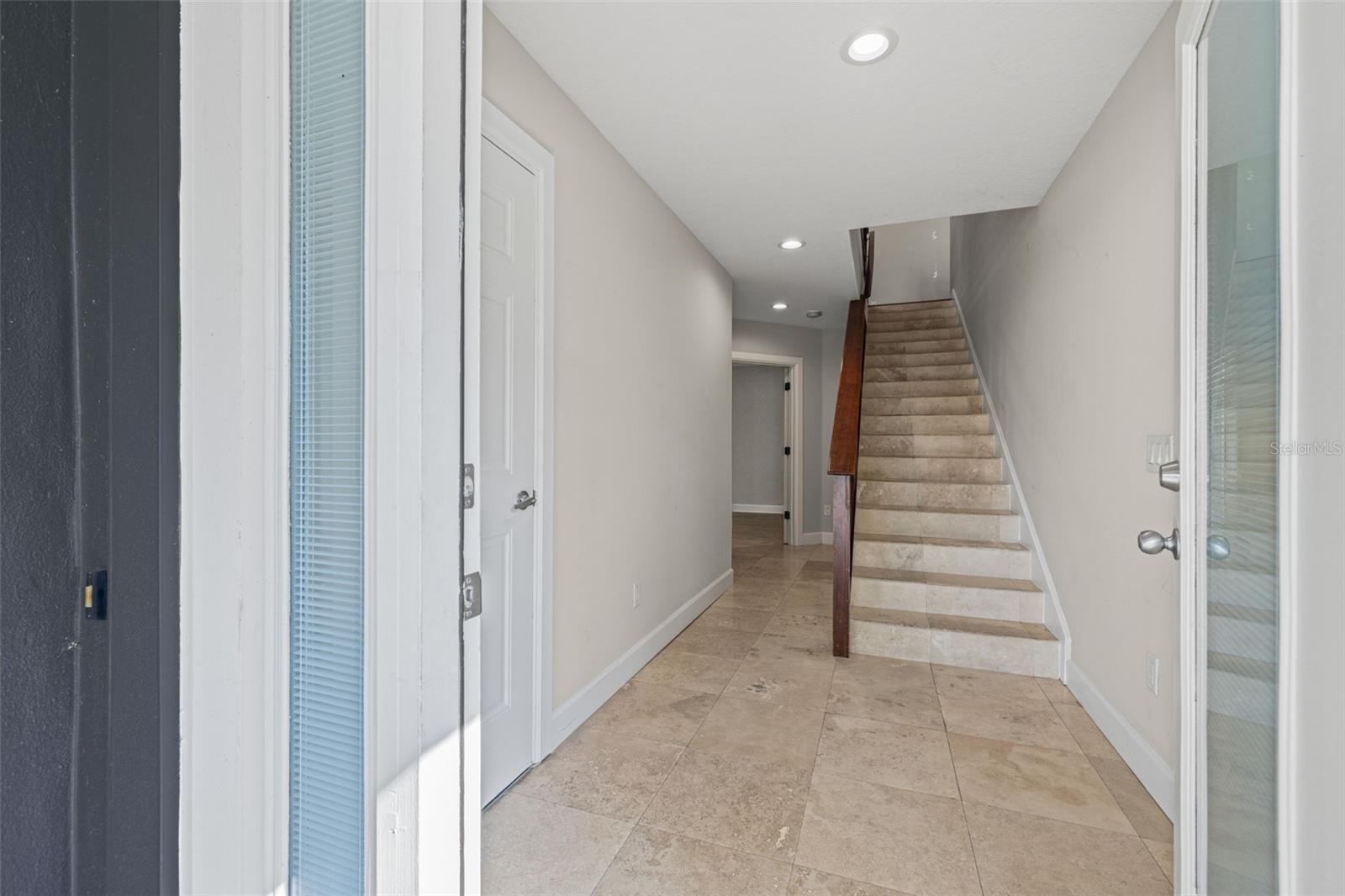 Listing photo id 3 for 113 Newport Avenue 1-4