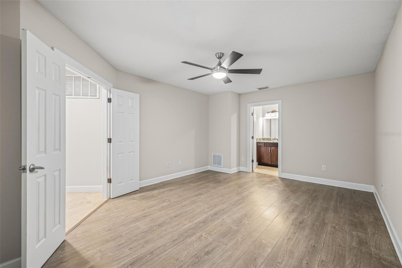 Listing photo id 5 for 113 Newport Avenue 1-4