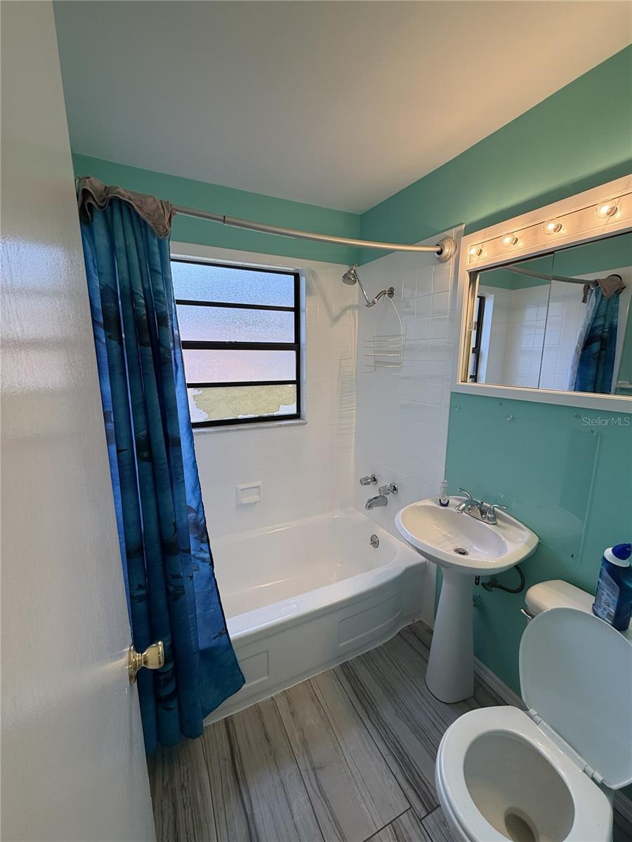 Image 12 of 22 For 425 40th Avenue Ne