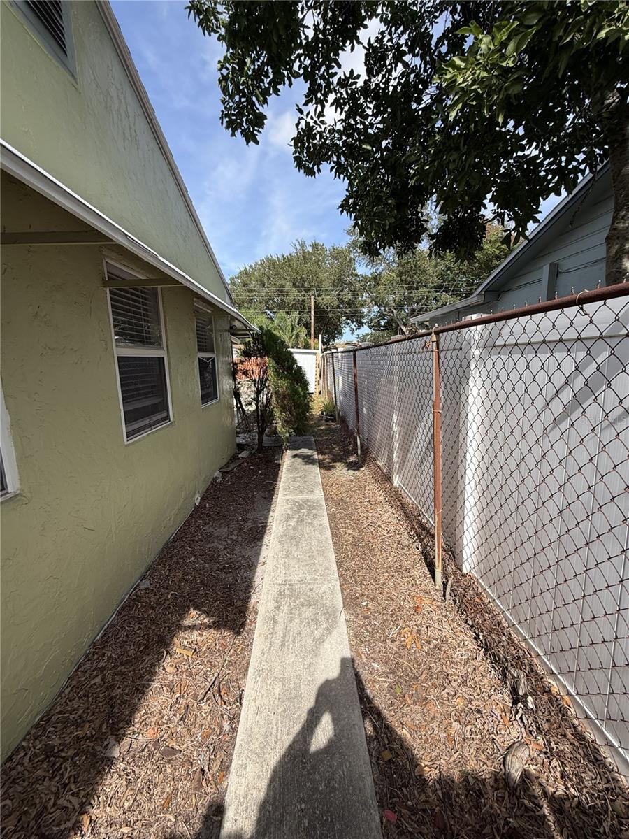 Image 4 of 22 For 425 40th Avenue Ne