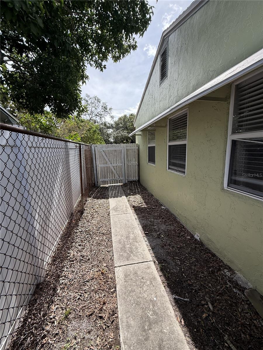 Image 5 of 22 For 425 40th Avenue Ne