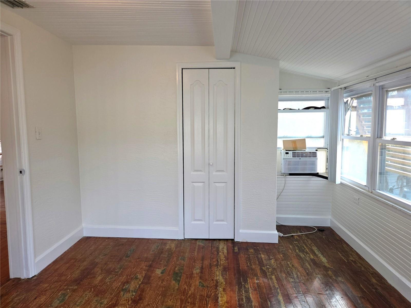 Listing photo id 14 for 2808 56th Street S Upper