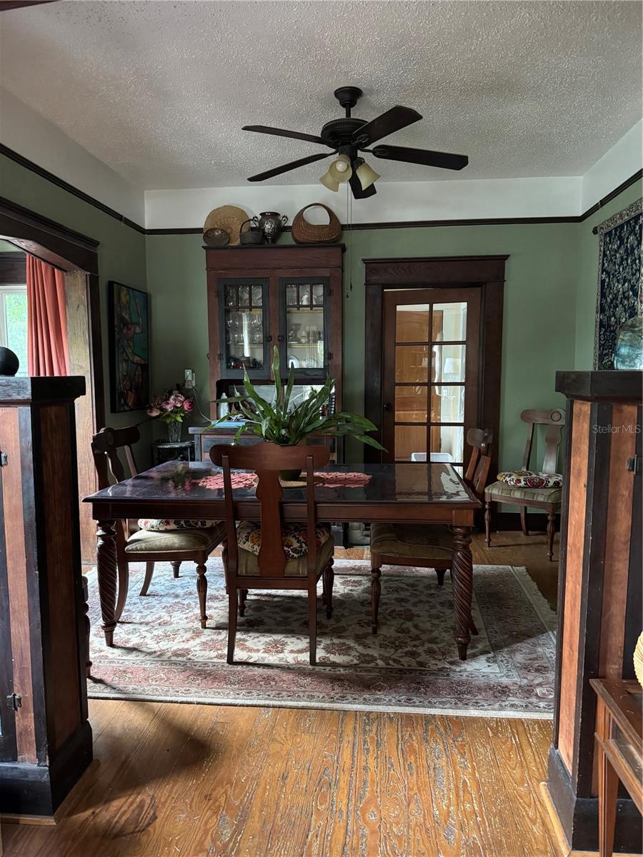 Listing photo id 2 for 8410 Mitchell Avenue