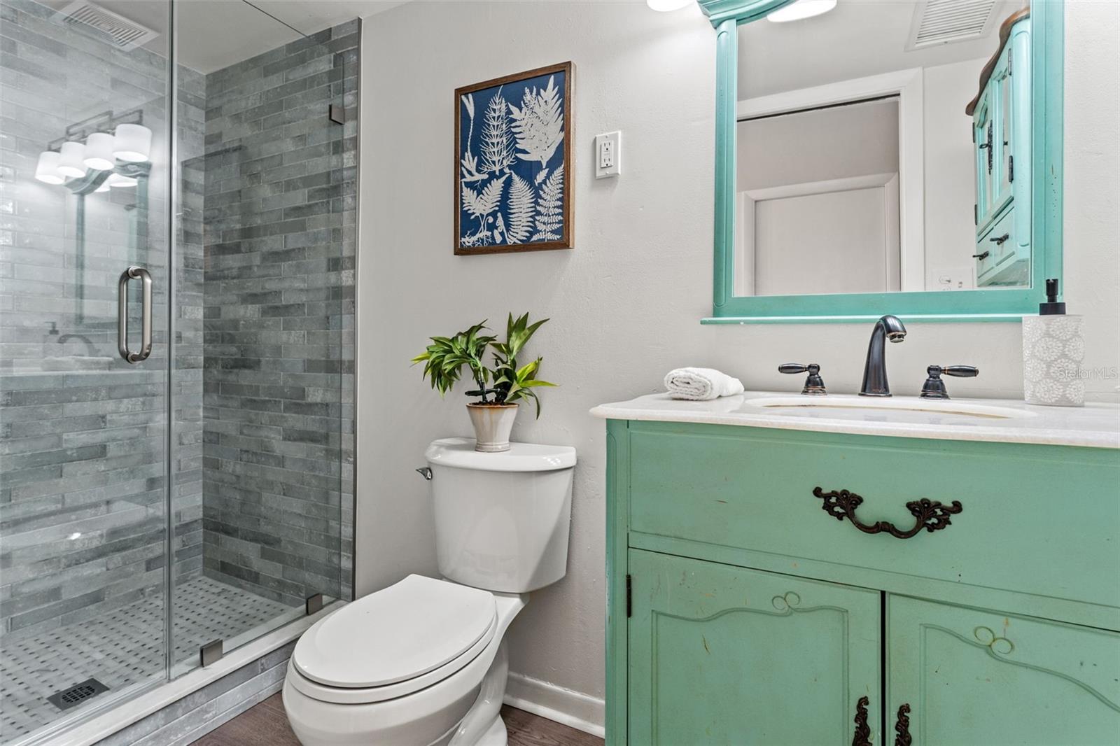 Image 18 of 54 For 407 Paris Street