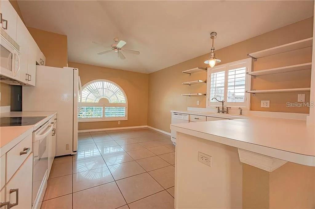 Image 14 of 41 For 3904 Ixora Court