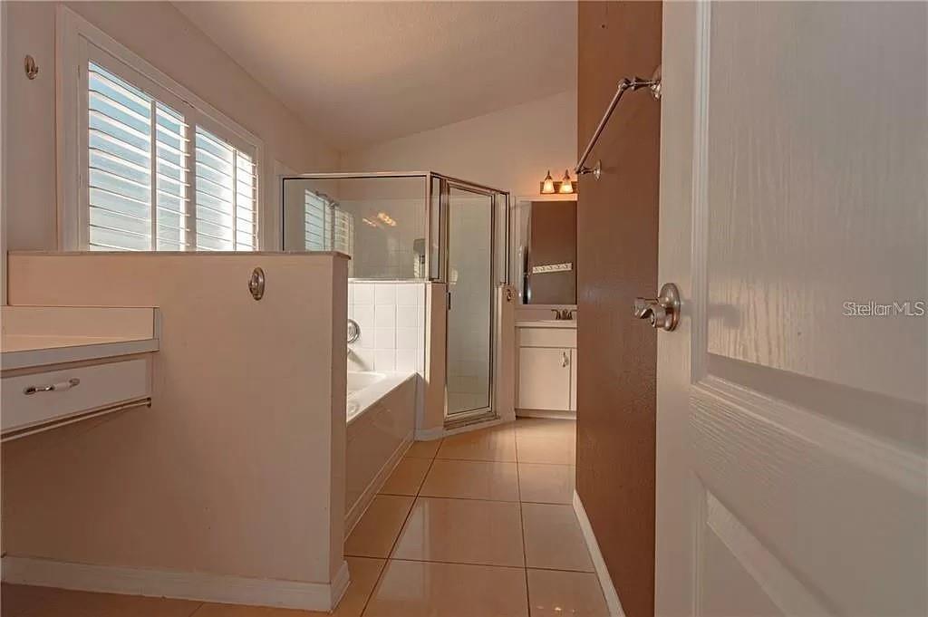 Image 31 of 41 For 3904 Ixora Court