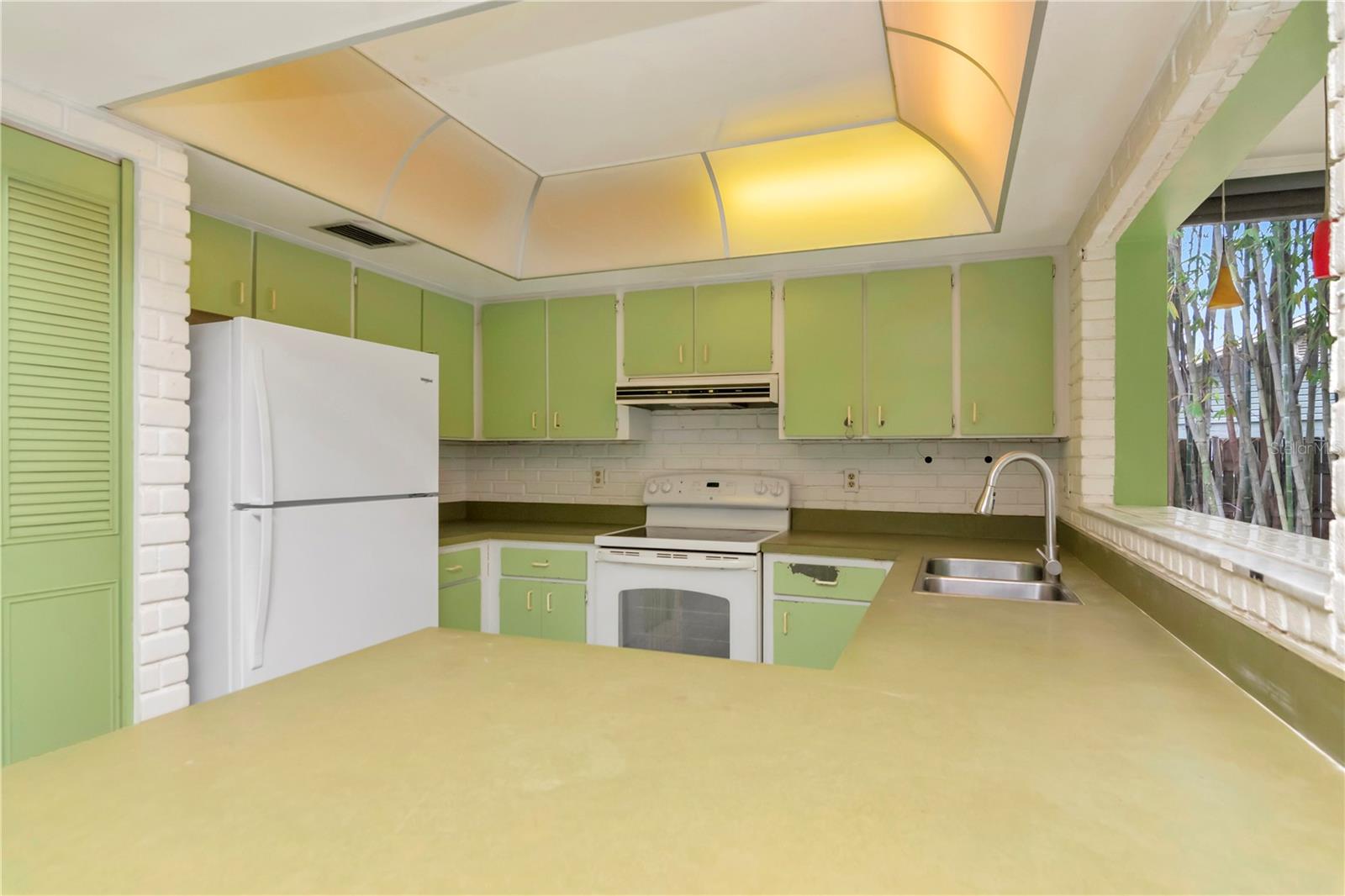 Image 21 of 47 For 522 Hilldale Road