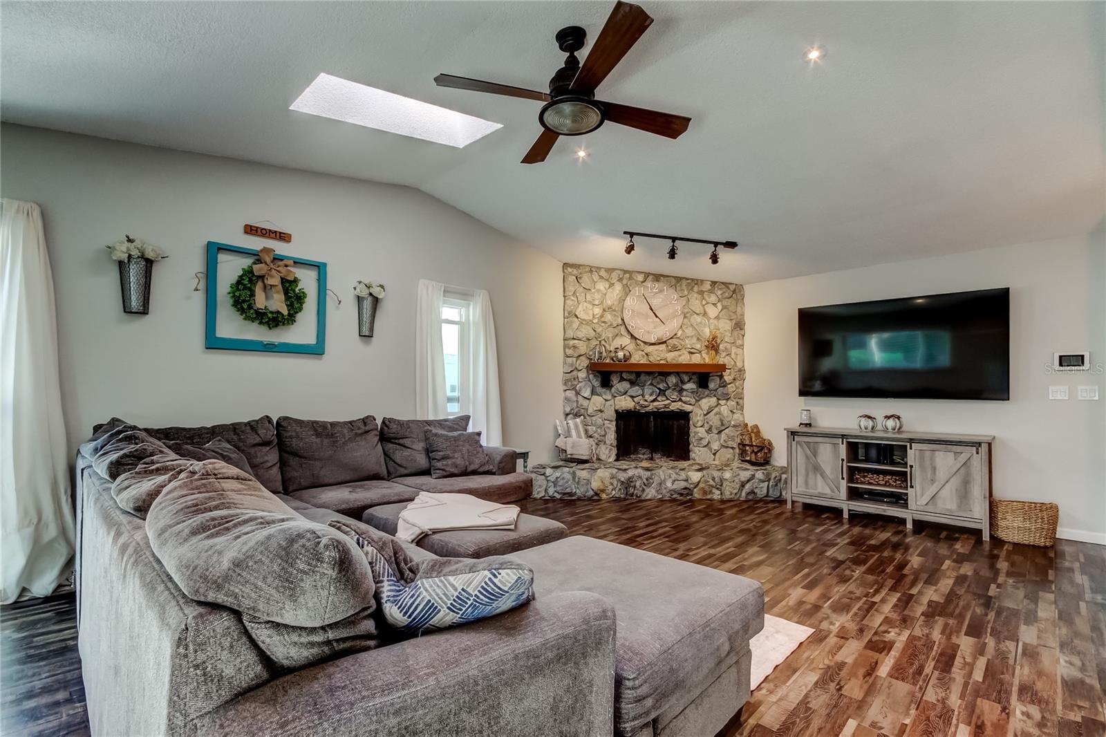 Listing photo id 8 for 10608 Oakhaven Drive