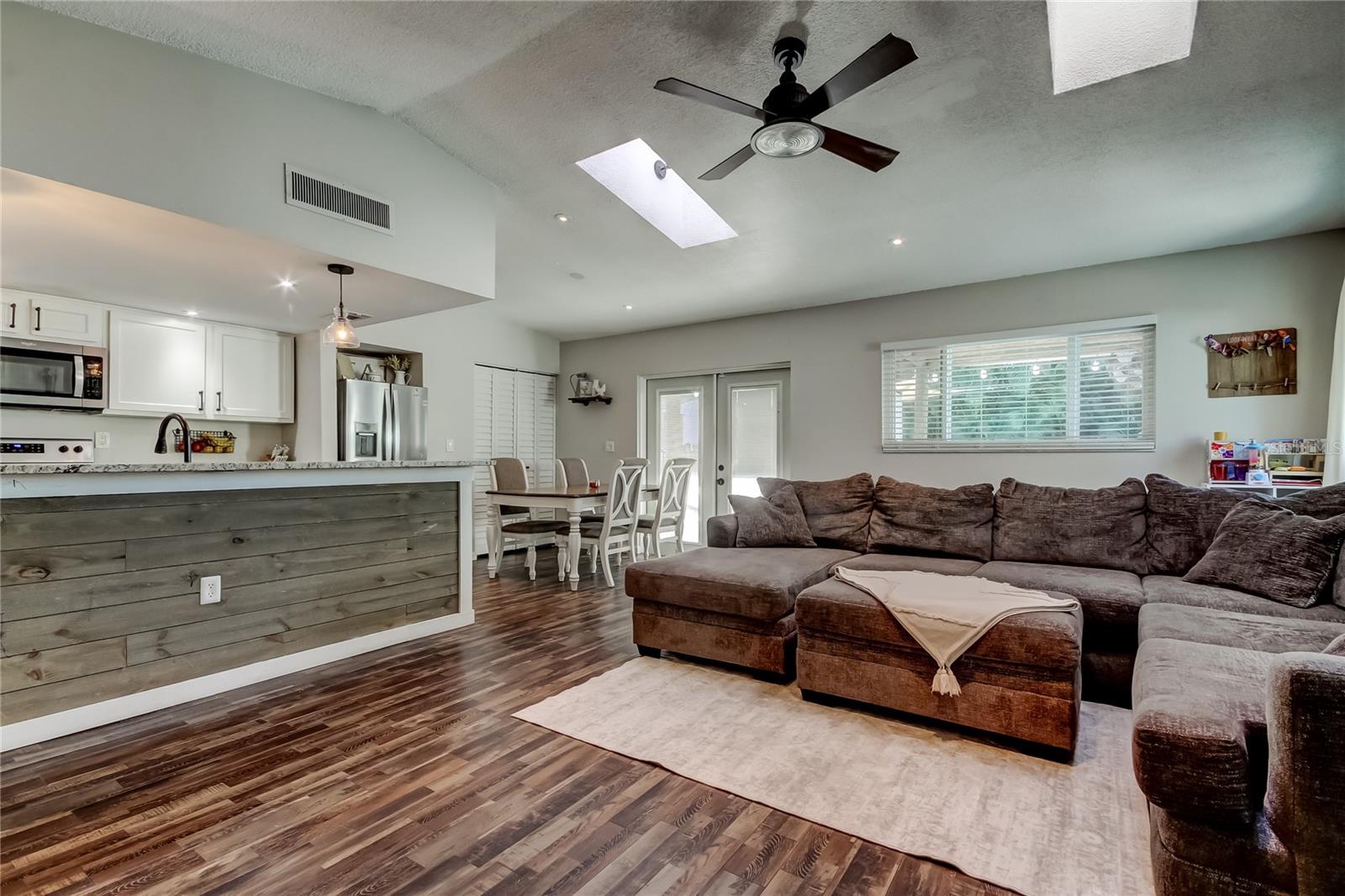 Listing photo id 9 for 10608 Oakhaven Drive