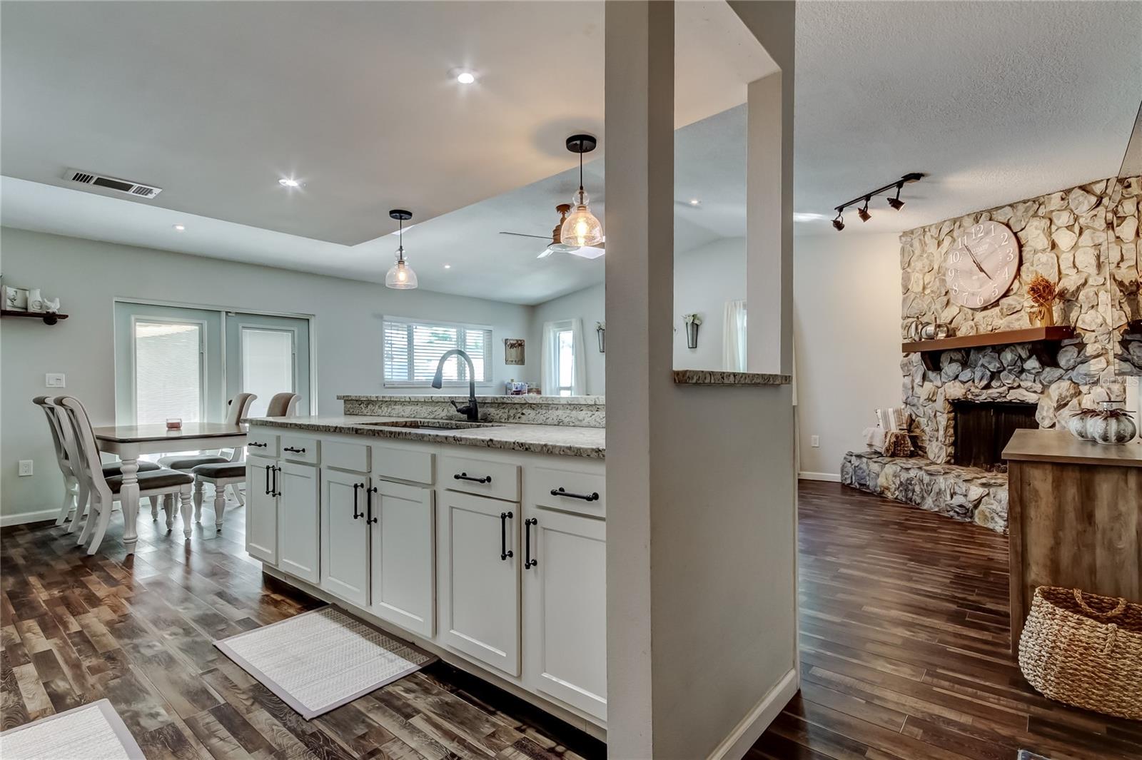 Listing photo id 1 for 10608 Oakhaven Drive