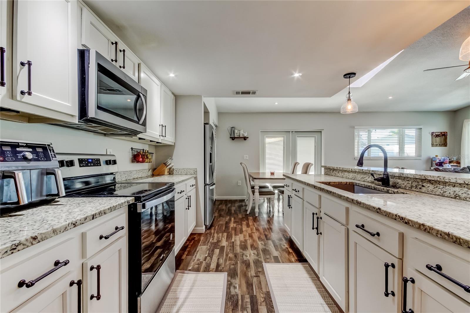 Listing photo id 2 for 10608 Oakhaven Drive