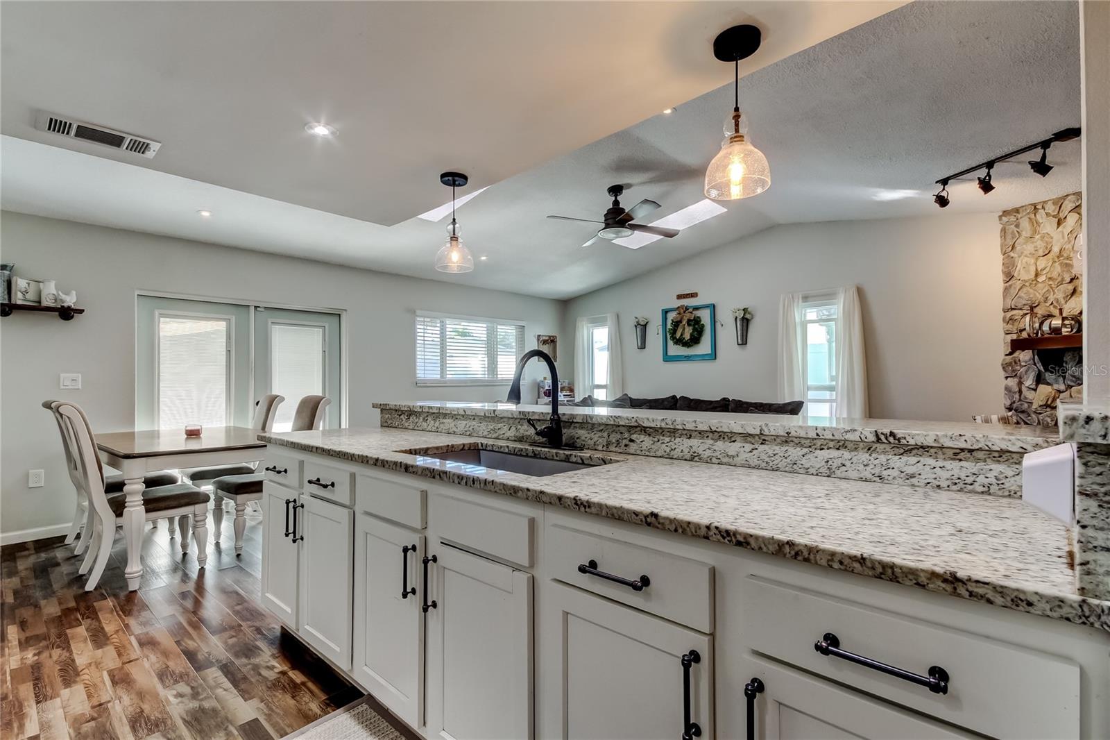 Listing photo id 3 for 10608 Oakhaven Drive