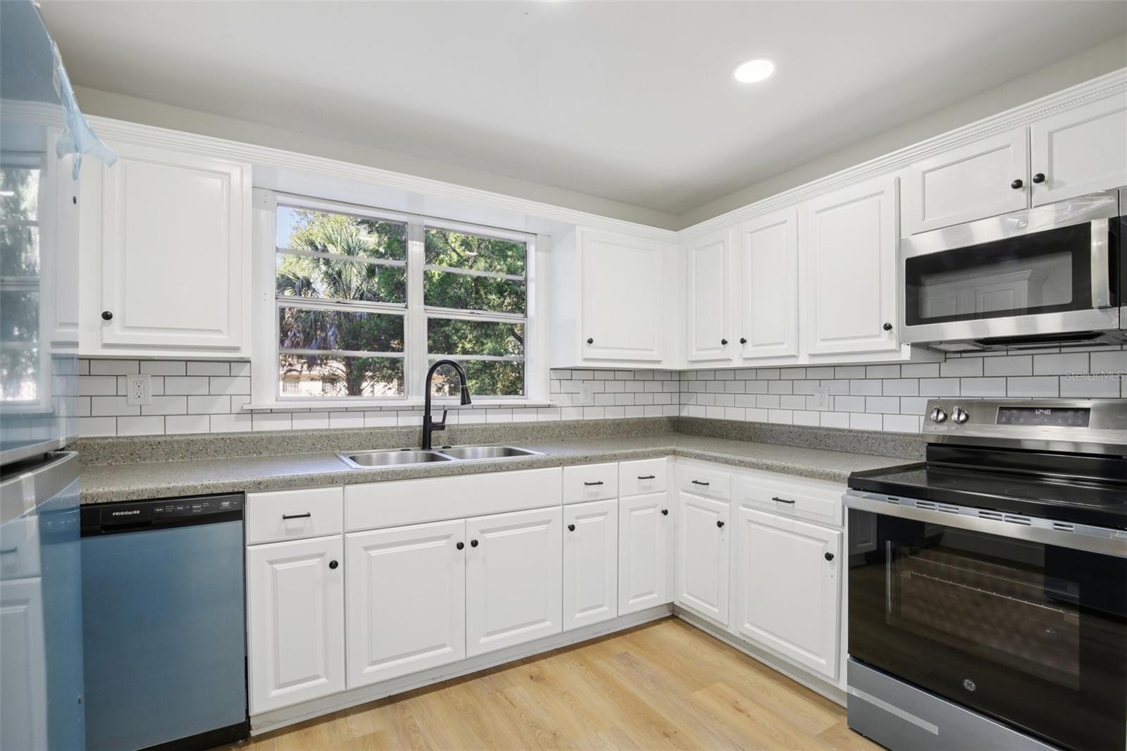 Listing photo id 10 for 5808 17th Street