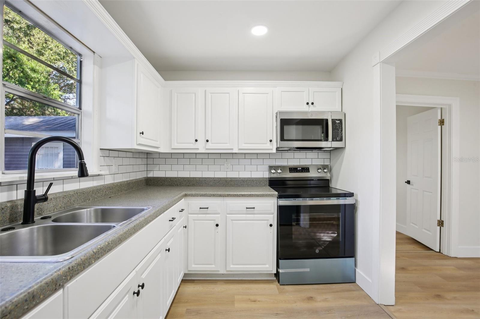 Listing photo id 11 for 5808 17th Street