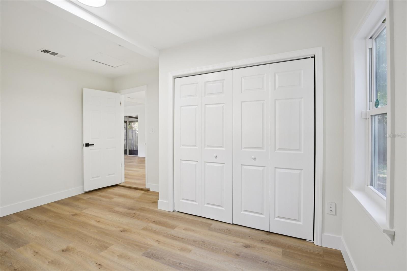 Listing photo id 13 for 5808 17th Street