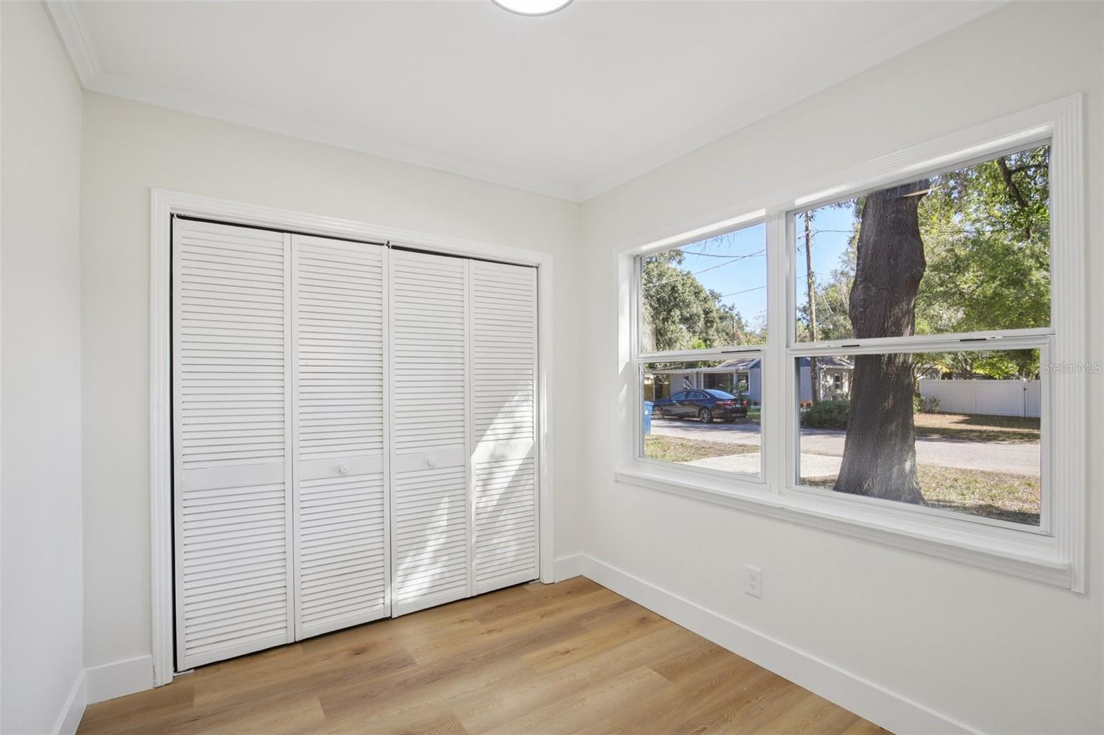 Listing photo id 15 for 5808 17th Street