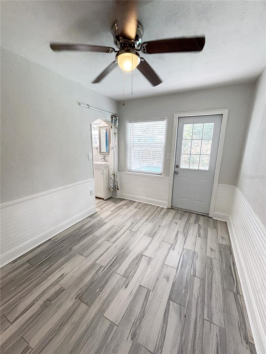 Image 10 of 38 For 909 Hart Street