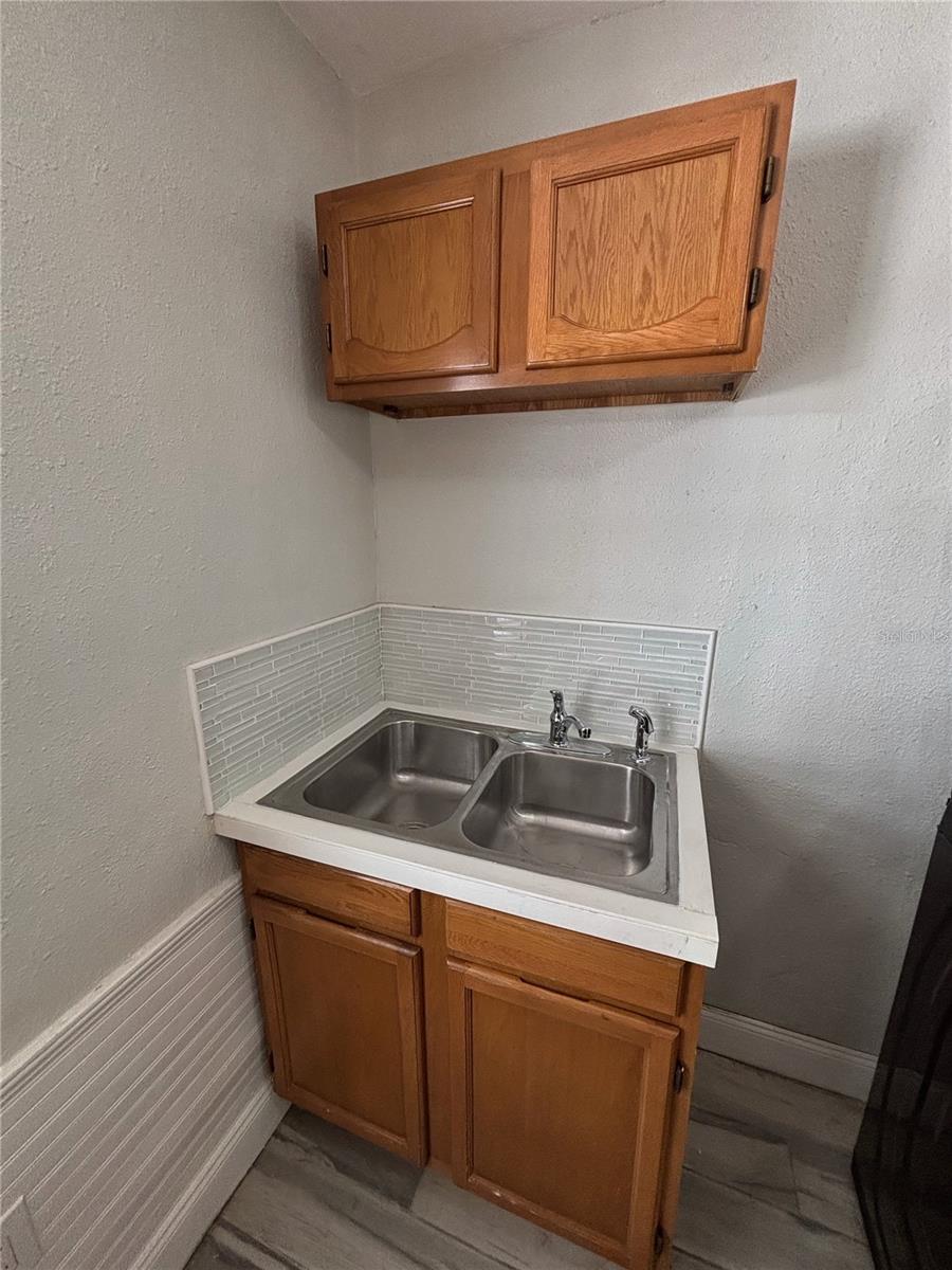 Image 13 of 38 For 909 Hart Street