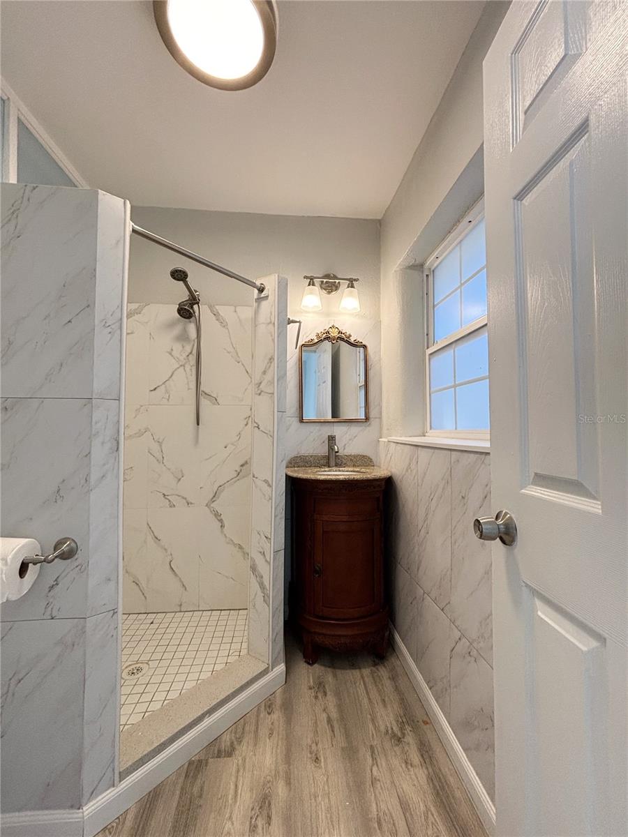 Image 23 of 38 For 909 Hart Street