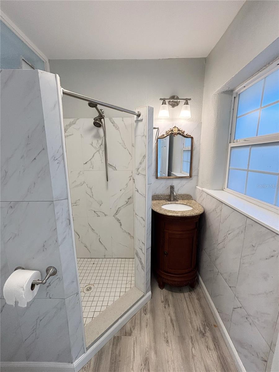 Image 24 of 38 For 909 Hart Street