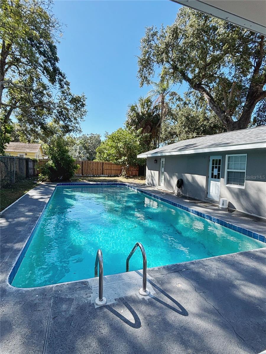 Image 5 of 38 For 909 Hart Street