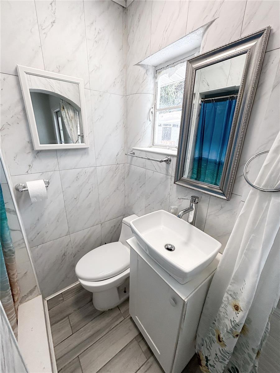 Image 8 of 38 For 909 Hart Street