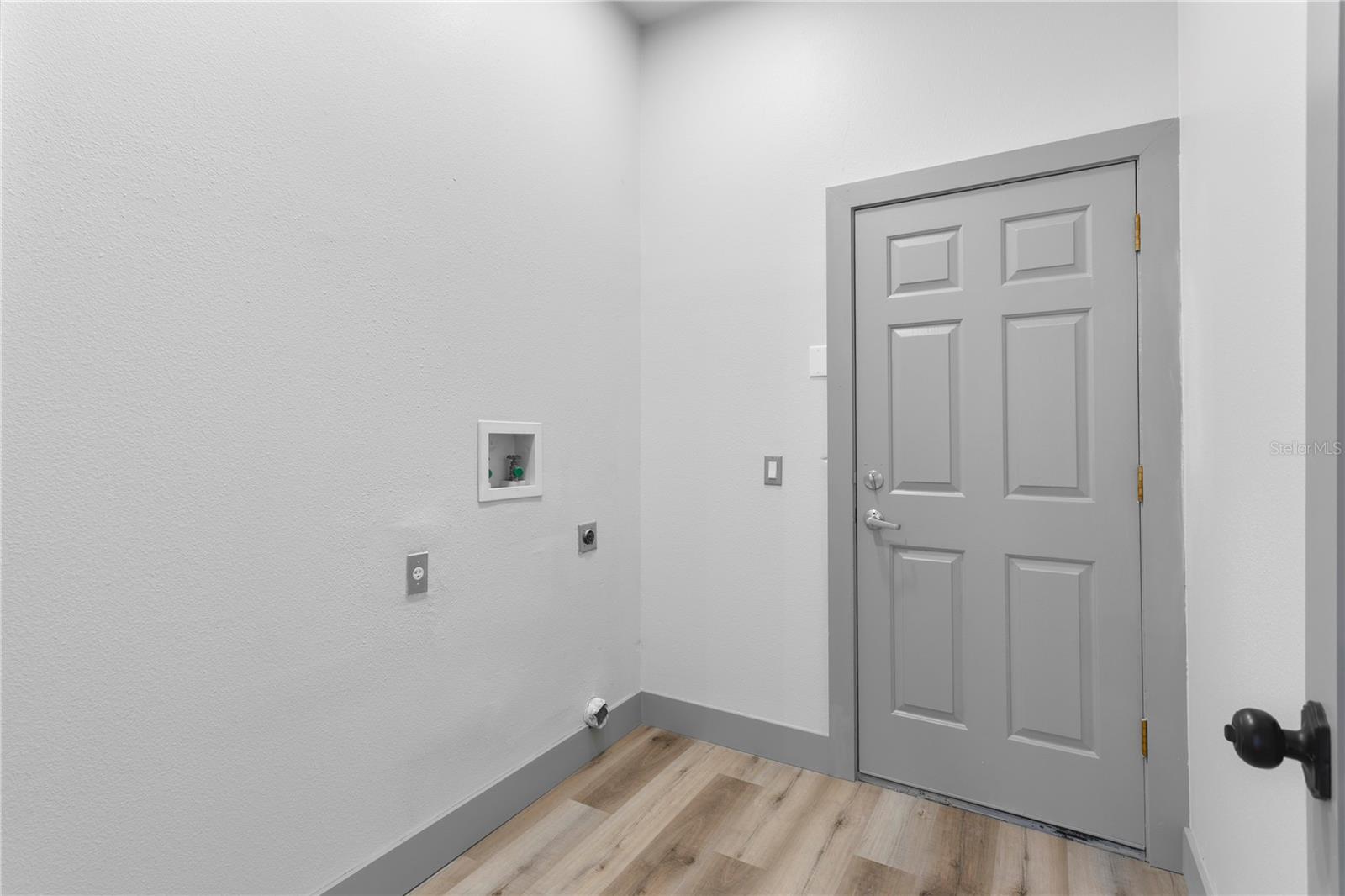 Image 42 of 51 For 1145 Riveredge Drive