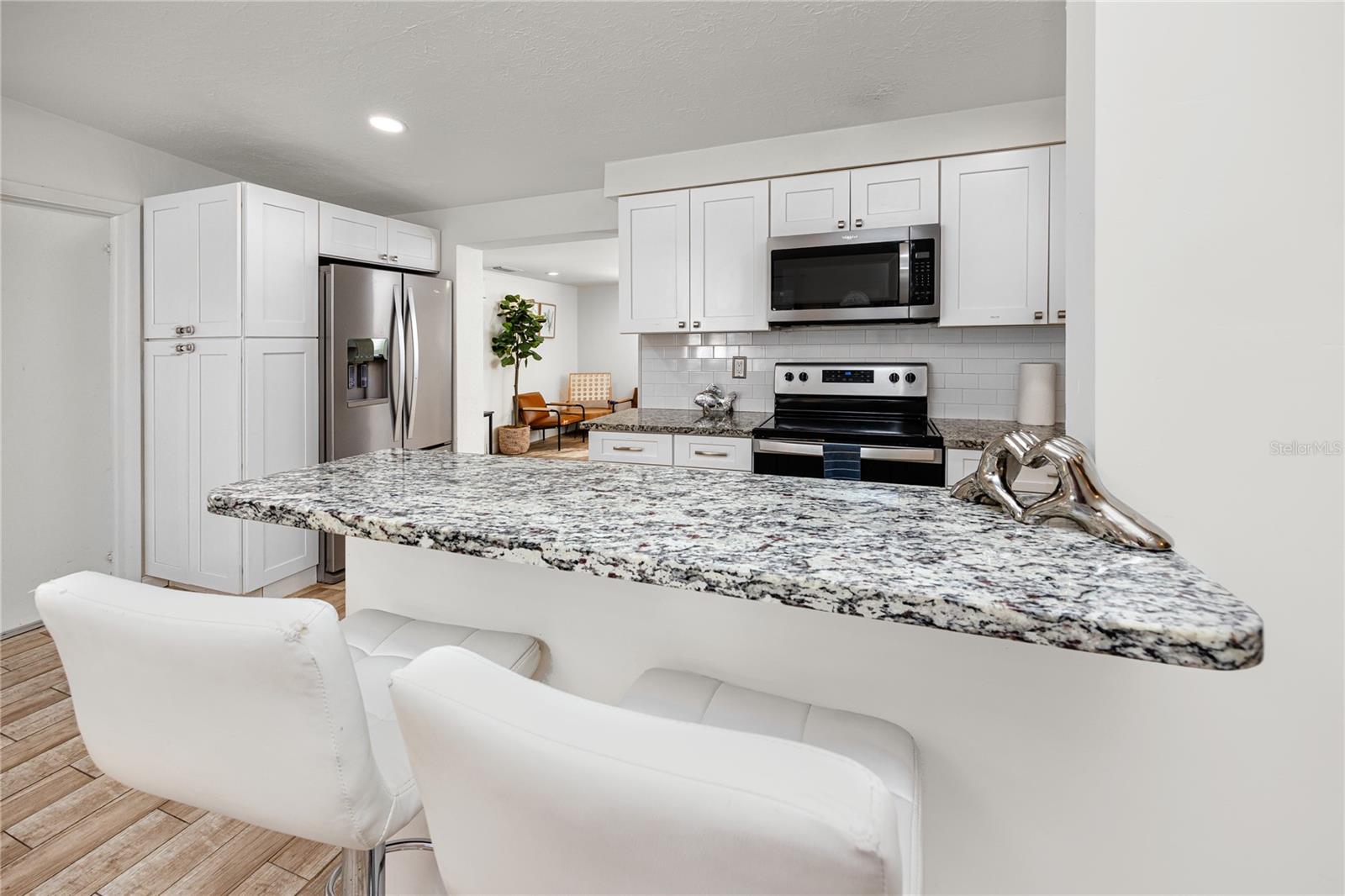 Listing photo id 8 for 10996 106th Avenue