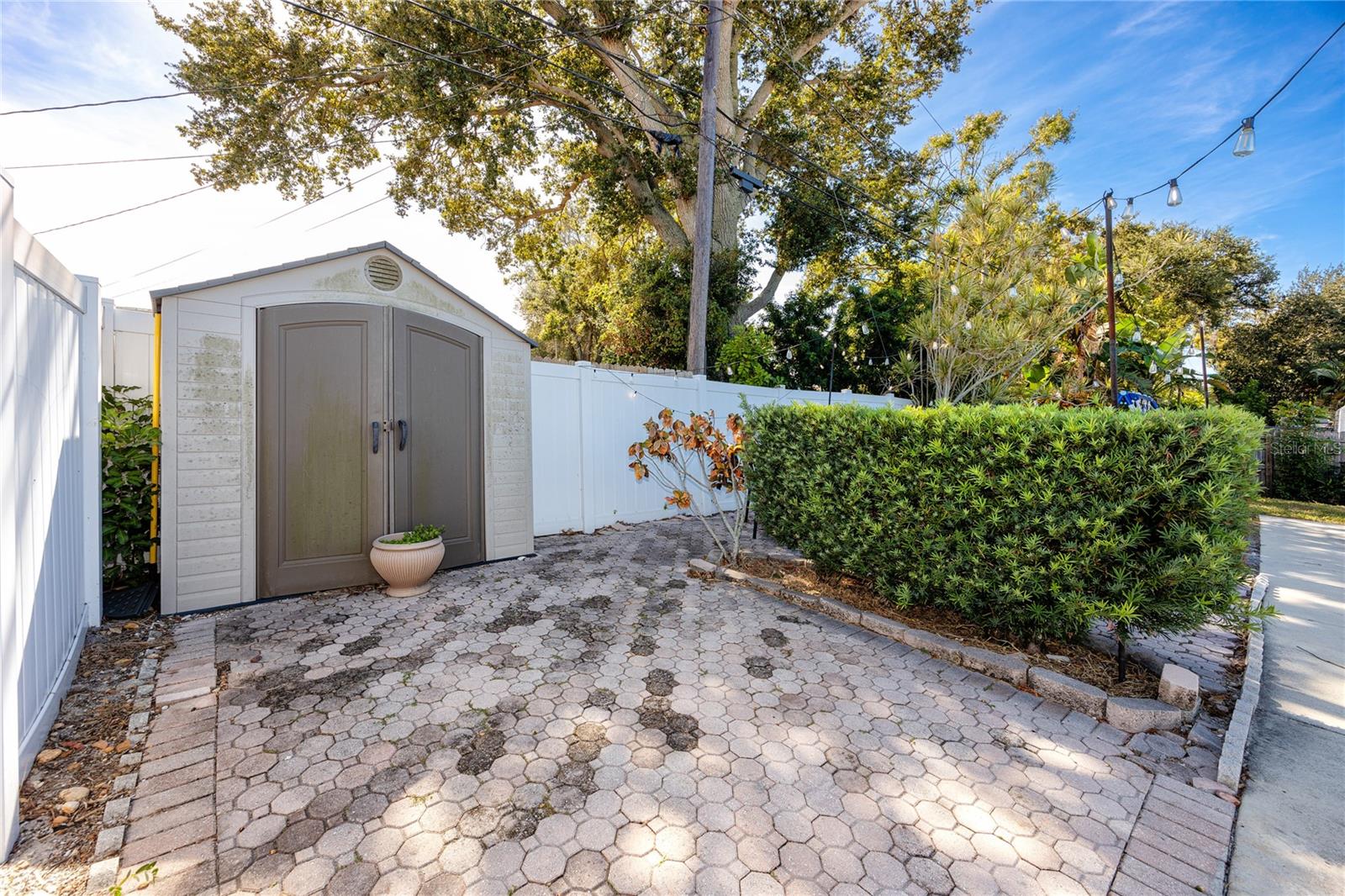 Listing photo id 31 for 10996 106th Avenue