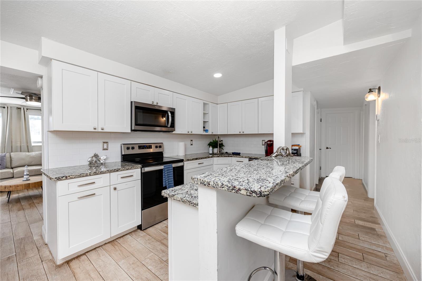 Listing photo id 2 for 10996 106th Avenue