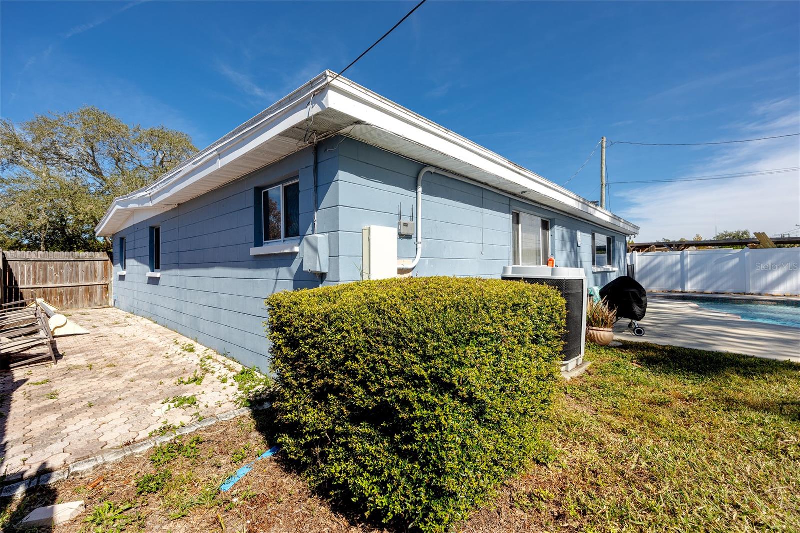 Listing photo id 41 for 10996 106th Avenue