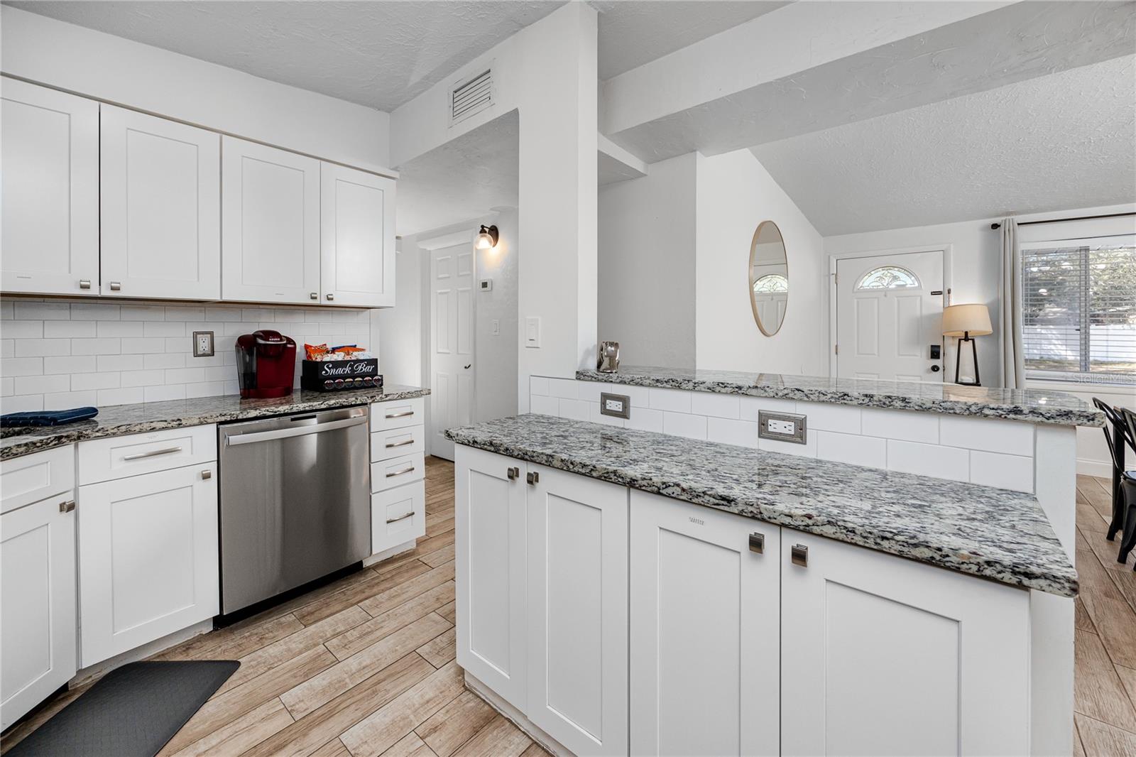 Listing photo id 7 for 10996 106th Avenue