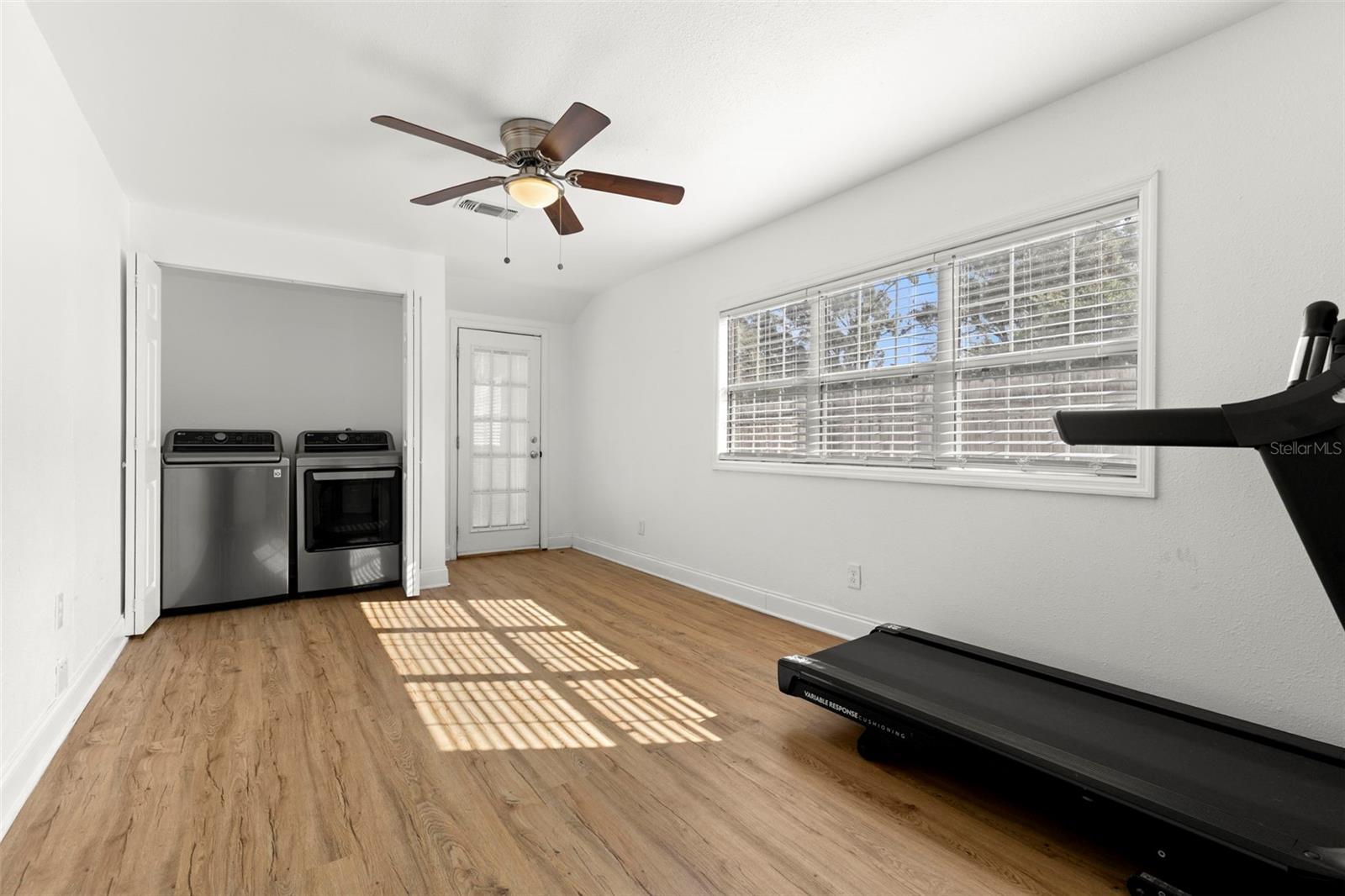 Image 26 of 31 For 911 Candlewood Avenue