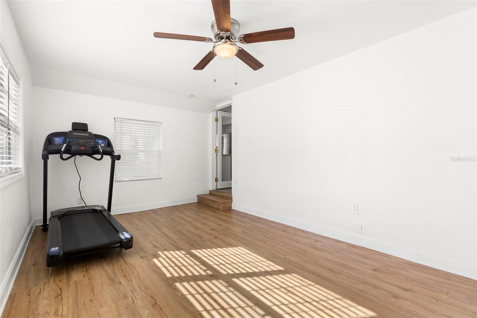 Image 27 of 31 For 911 Candlewood Avenue