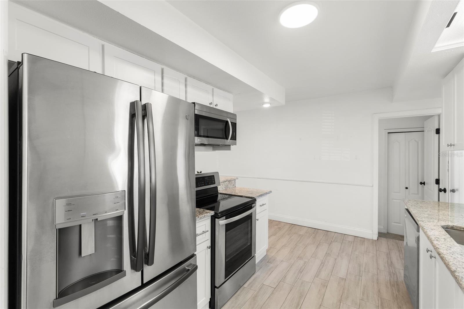 Image 7 of 31 For 911 Candlewood Avenue