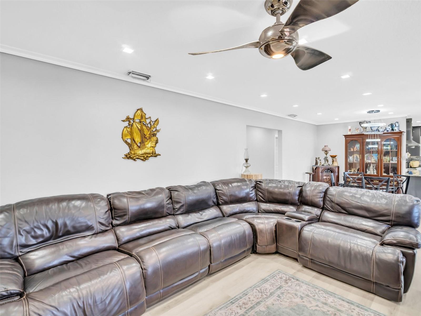 Image 14 of 92 For 4915 South Road