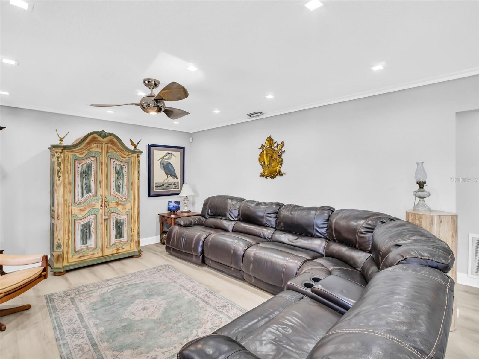 Image 15 of 92 For 4915 South Road