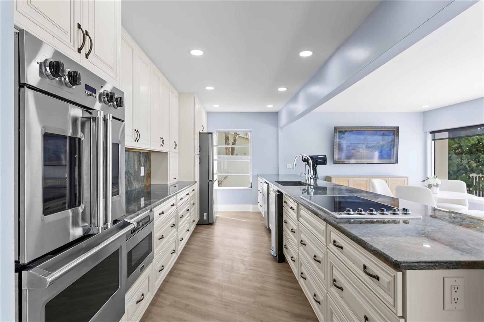 Listing photo id 15 for 2970 68th Avenue S