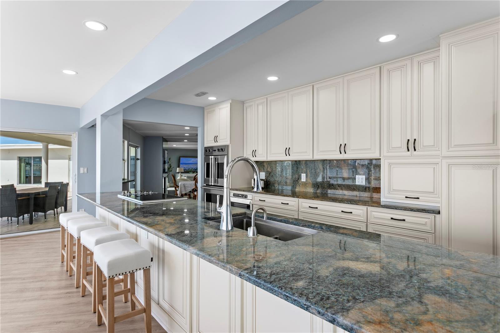 Listing photo id 17 for 2970 68th Avenue S