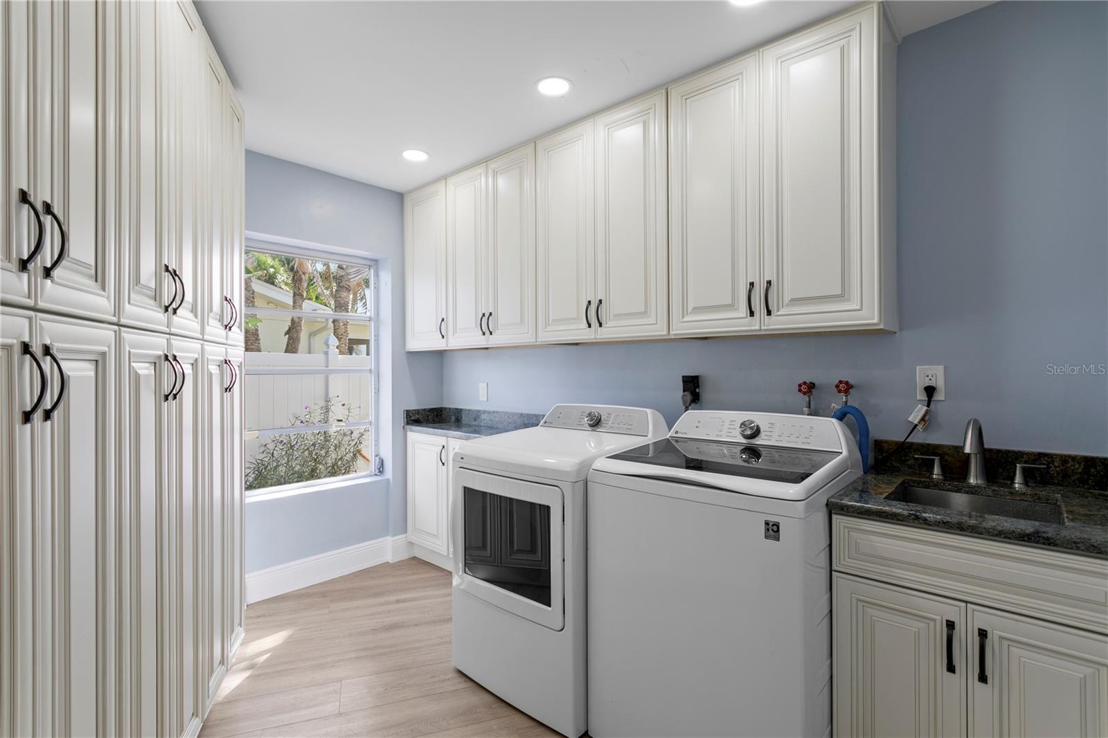 Listing photo id 18 for 2970 68th Avenue S