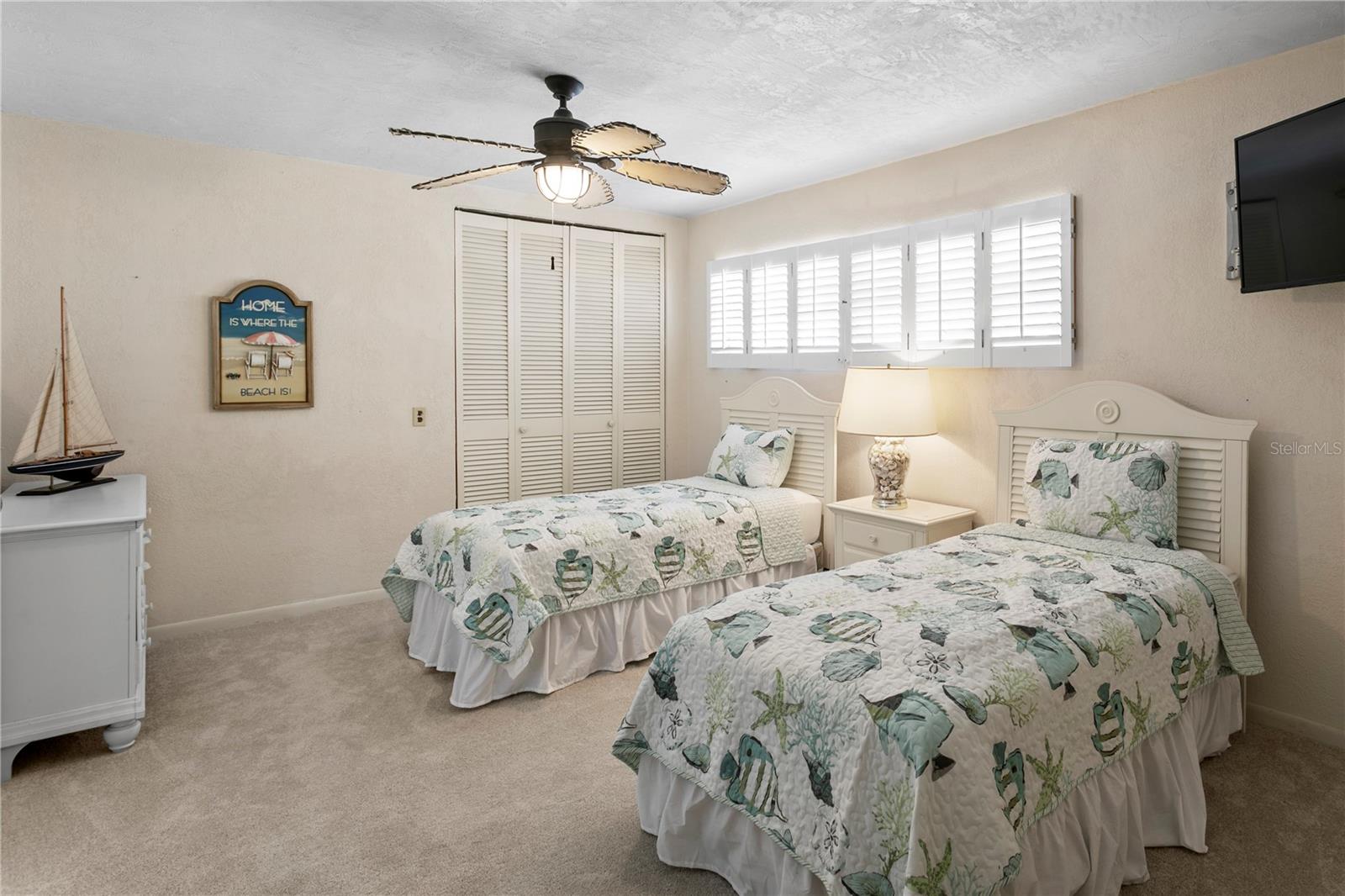 Listing photo id 19 for 2970 68th Avenue S