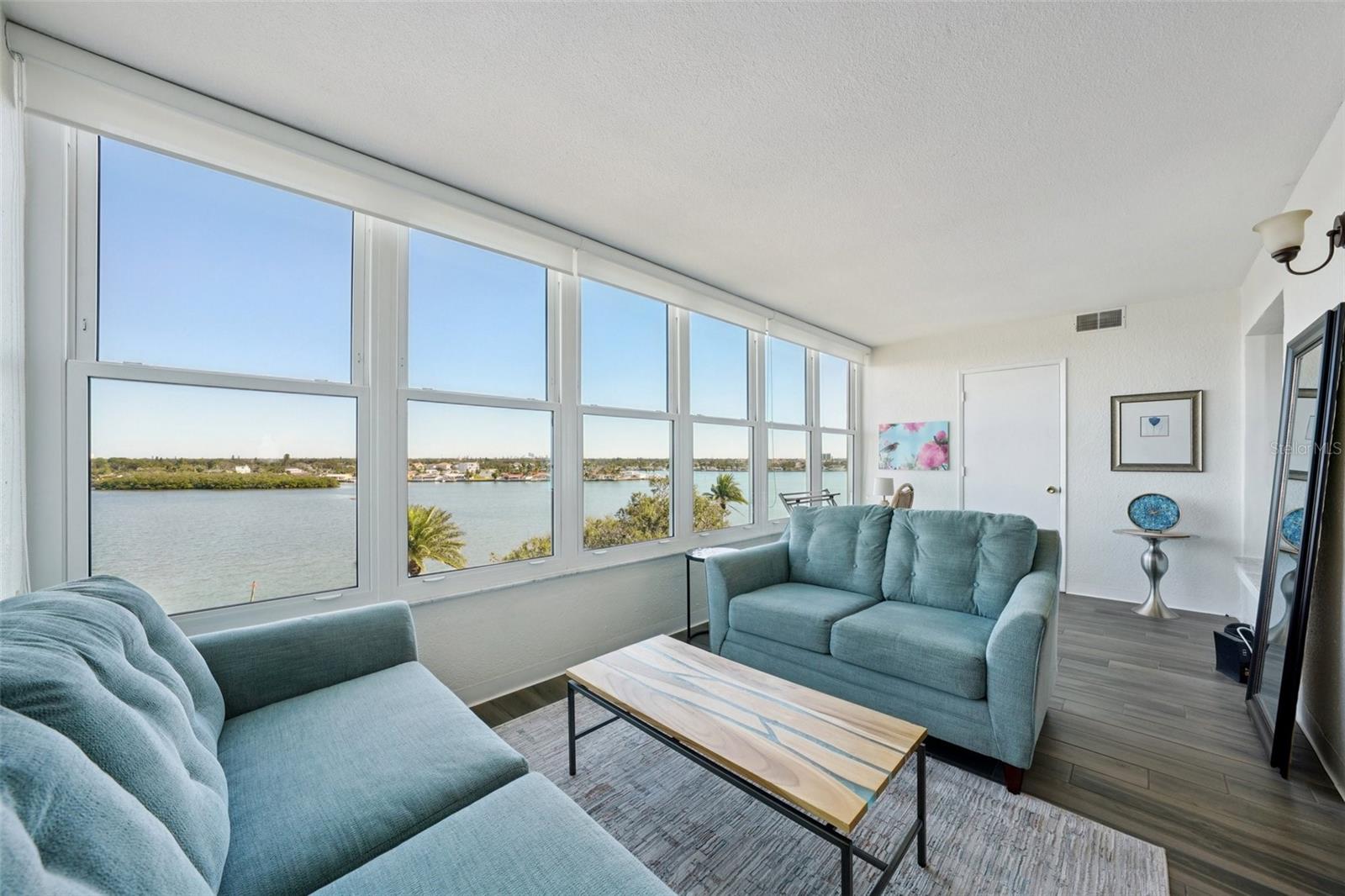 Image 19 of 36 For 1847 Shore Drive S 711