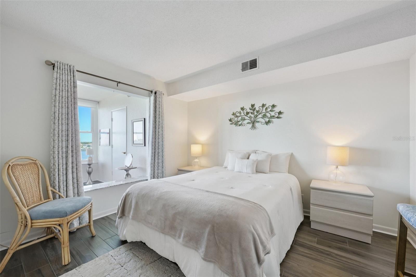 Image 26 of 36 For 1847 Shore Drive S 711