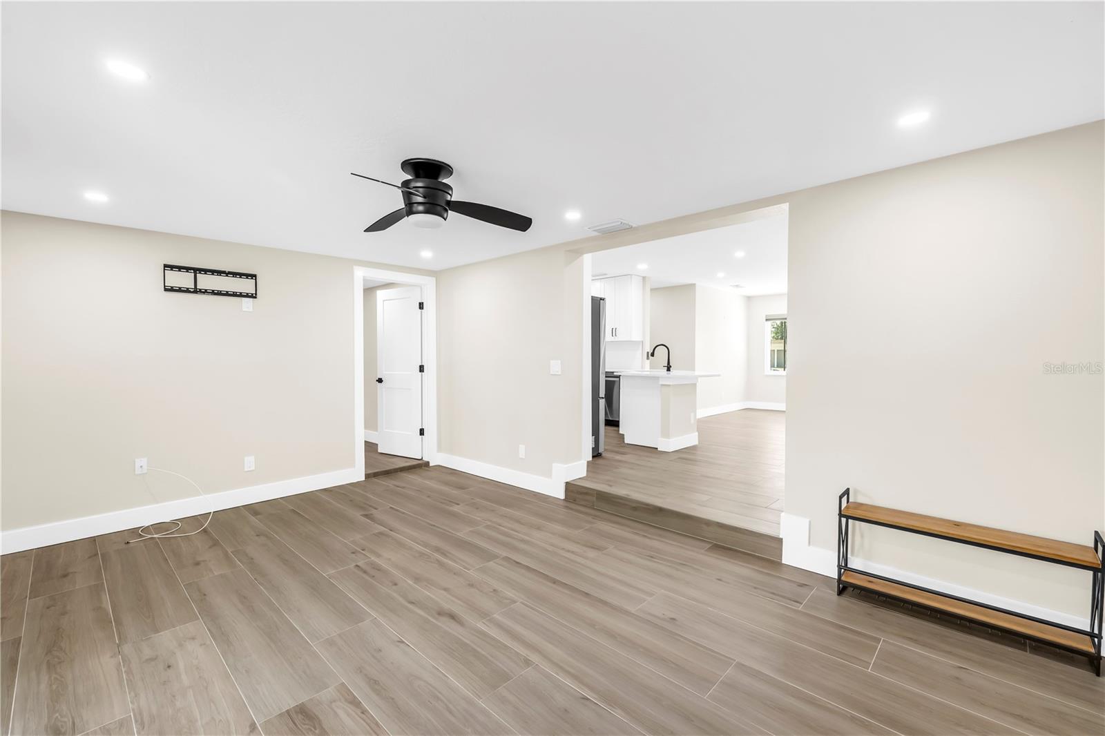 Image 20 of 39 For 4891 Venetian Boulevard Ne