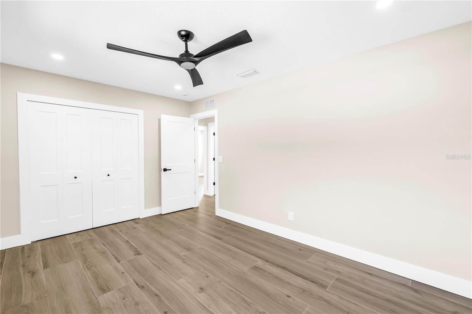 Image 25 of 39 For 4891 Venetian Boulevard Ne